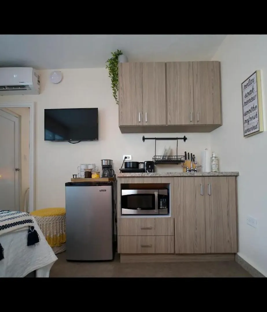 Bucare Studio - Beach Bliss: Isla Verde Gem Apartment San Juan